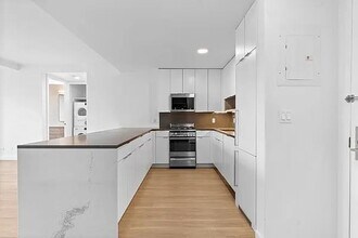70 W 37th St in New York, NY - Building Photo - Building Photo