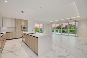 1020 Sunset Point Rd in Clearwater, FL - Building Photo - Building Photo