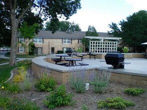 1025 Smetana Rd, Unit 3 in Hopkins, MN - Foto de edificio - Building Photo