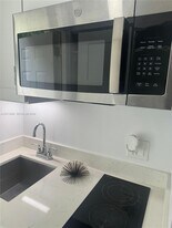 14950 S Spur Dr in Miami, FL - Building Photo