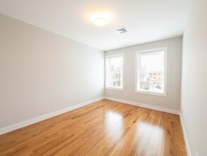 142 Coolidge St, Unit 2 in Brookline, MA - Building Photo - Building Photo