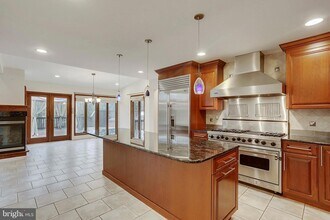 9801 Clydesdale St in Potomac, MD - Foto de edificio - Building Photo