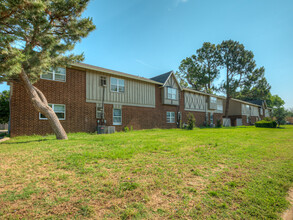 Stratford Square Apartments in Norman, OK - Building Photo - Building Photo