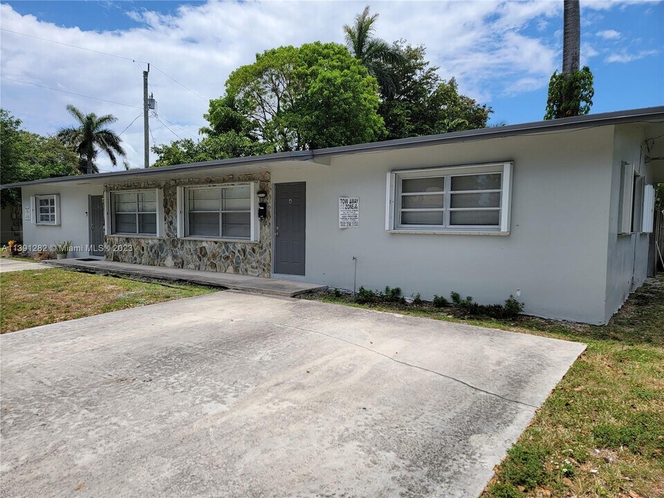 201 SW 9th St-Unit -A in Hallandale Beach, FL - Building Photo