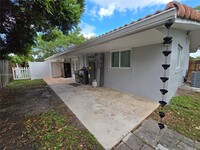 2001 NW 35th St in Oakland Park, FL - Building Photo - Building Photo