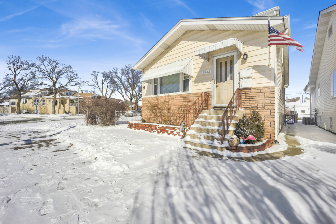 5942 W Thorndale Ave in Chicago, IL - Building Photo