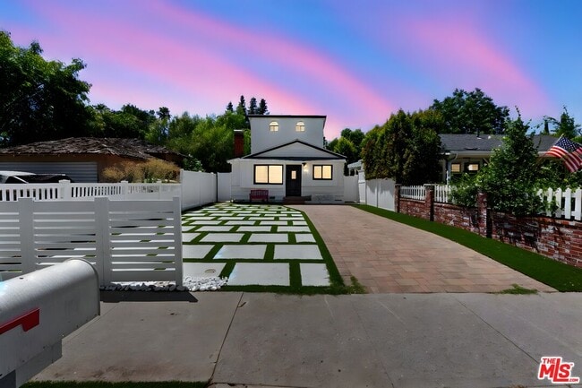 property at 5543 Fallbrook Ave