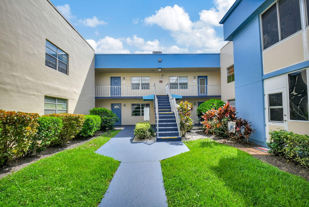 425 Burgundy I in Delray Beach, FL - Building Photo