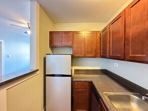 823 W Diversey Pkwy in Chicago, IL - Building Photo - Building Photo