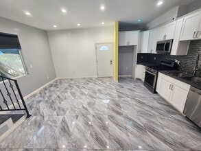 6827 Murietta Ave in Van Nuys, CA - Building Photo - Building Photo