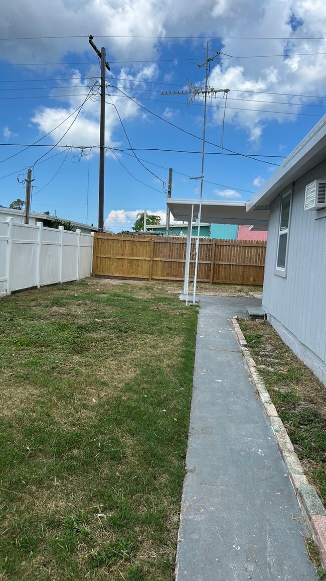 2021 Pleasure Dr in Holiday, FL - Building Photo - Building Photo