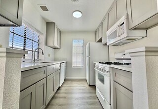 4724 Nara Vista Way in Las Vegas, NV - Building Photo - Building Photo