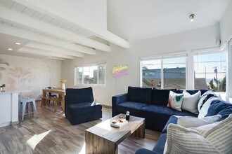 725 Salem Ct in San Diego, CA - Foto de edificio - Building Photo