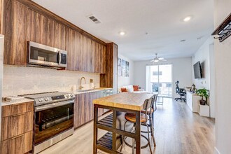 1701 Simond Ave-Unit -301 in Austin, TX - Foto de edificio - Building Photo