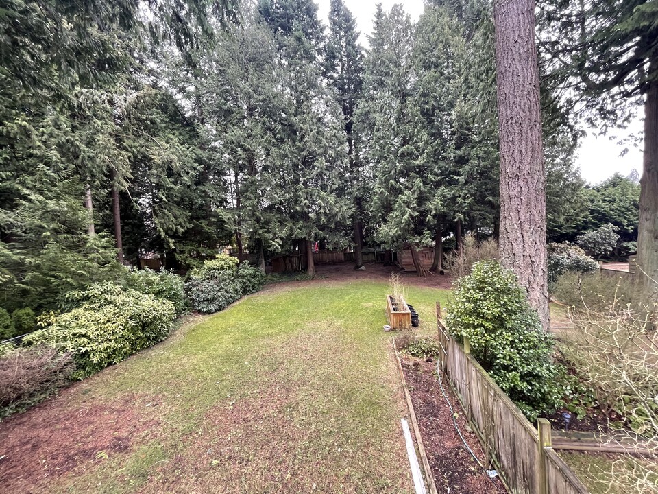 12586 22 Av in Surrey, BC - Building Photo