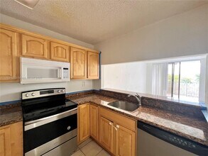 8185 NW 7th St in Miami, FL - Foto de edificio - Building Photo