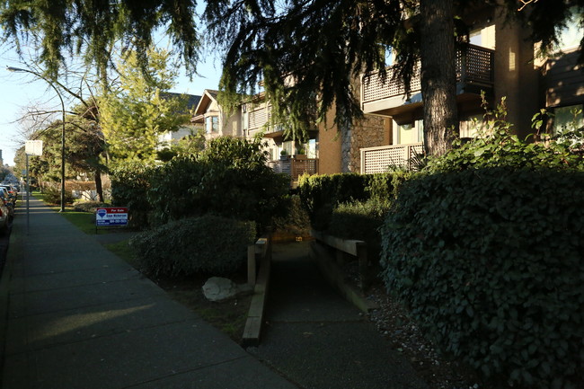 Kingston Gardens in Vancouver, BC - Building Photo - Building Photo