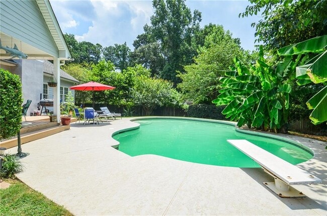 223 Windsong Ln SW in Lilburn, GA - Foto de edificio - Building Photo