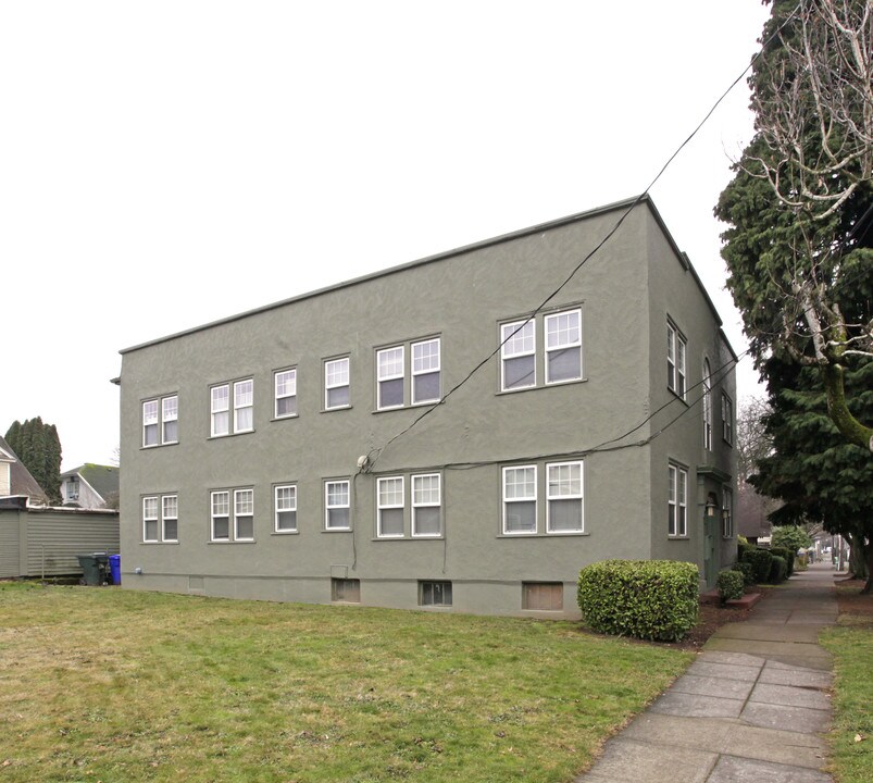 2100 NE Everett St in Portland, OR - Building Photo