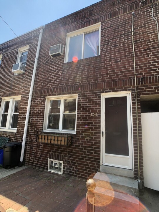 1230 S Warnock St in Philadelphia, PA - Building Photo