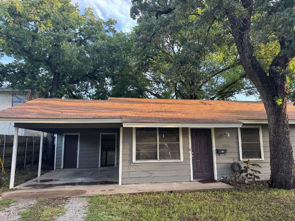 1371 W Mc Neill in Stephenville, TX - Building Photo