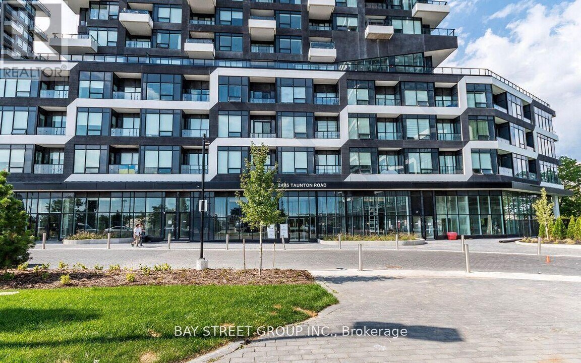 2485 Taunton Rd in Oakville, ON - Building Photo