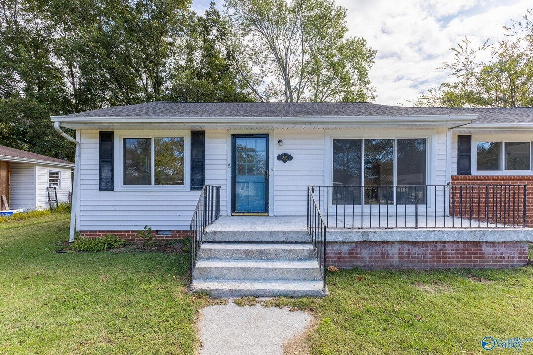 816 Giles Dr NE in Huntsville, AL - Building Photo