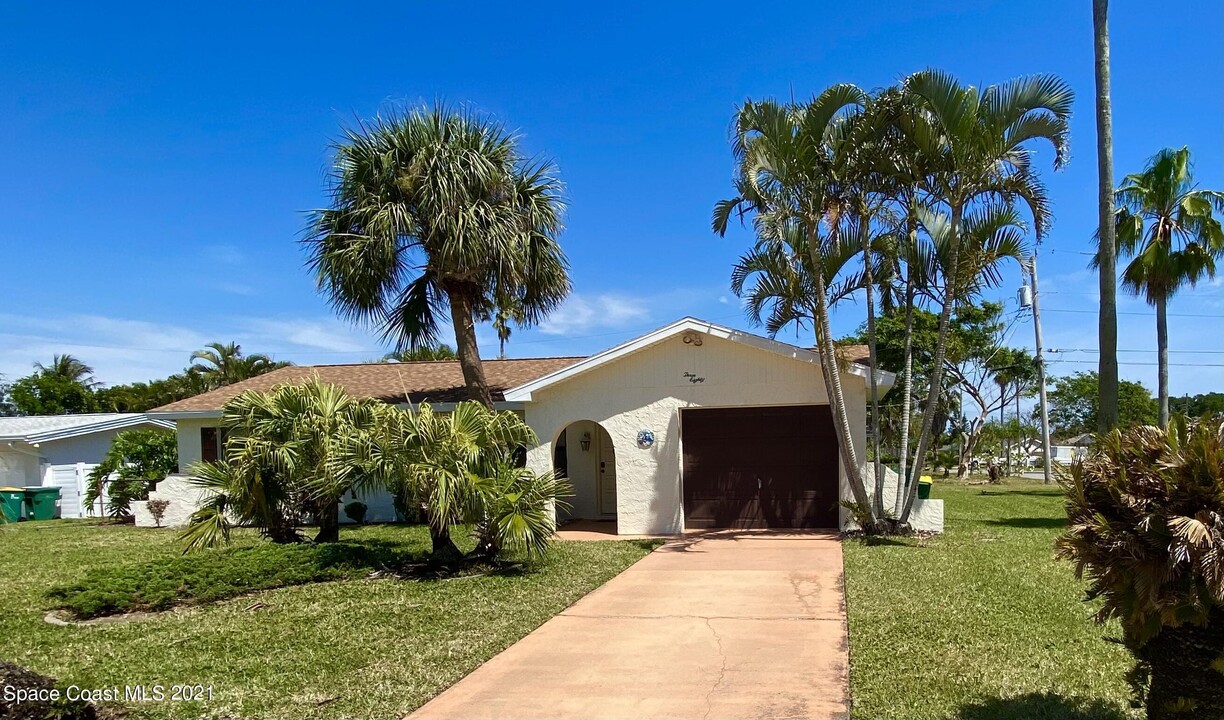 380 Coconut Dr in Indialantic, FL - Foto de edificio