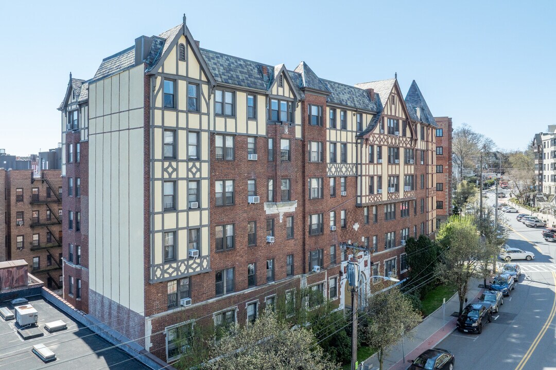 Tudor Arms in Bronxville, NY - Foto de edificio