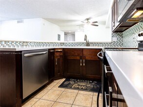 7640 Westwood Dr in Tamarac, FL - Foto de edificio - Building Photo