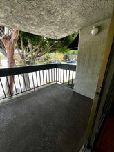 4900 Overland Ave, Unit 214 in Culver City, CA - Foto de edificio - Building Photo
