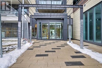 715 Davis Dr in Newmarket, ON - Building Photo - Building Photo