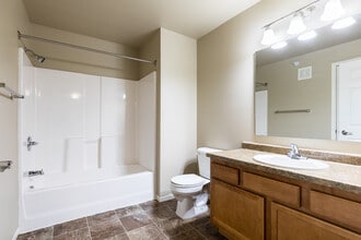 Timber Cove Apartments in Tioga, ND - Foto de edificio - Interior Photo