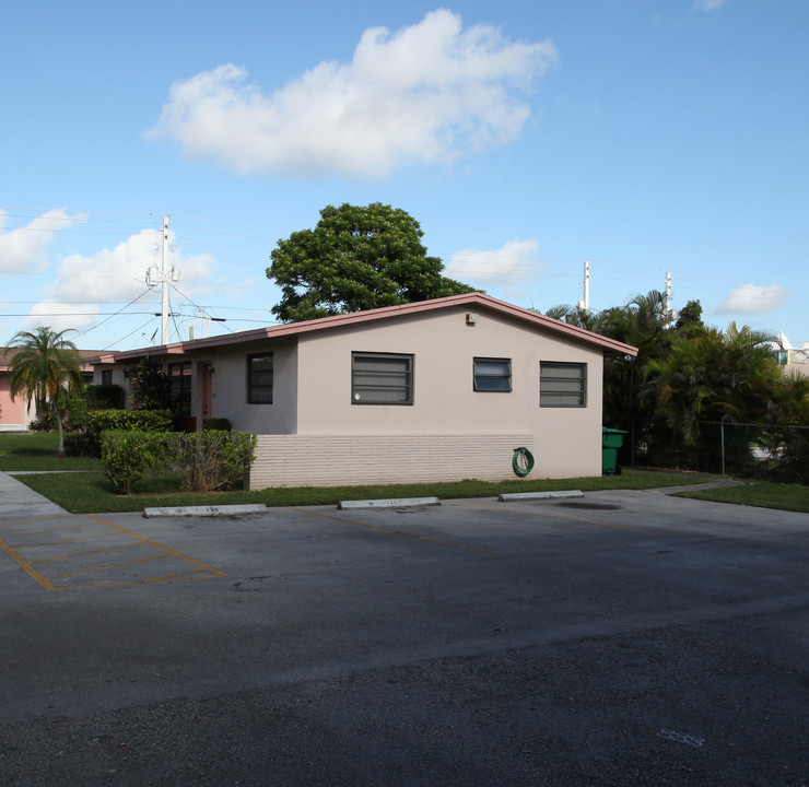 14250-14260 SW 88th Ave in Miami, FL - Foto de edificio