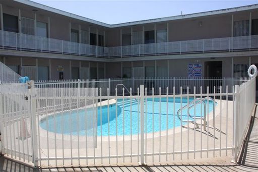570 E 64th St in Long Beach, CA - Building Photo