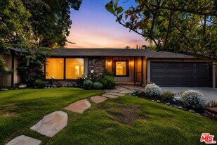 13509 Bassett St in Los Angeles, CA - Building Photo