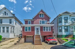 33 E 42nd St in Bayonne, NJ - Building Photo