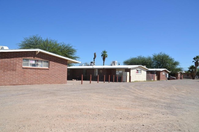 711-741 E Bilby Rd in Tucson, AZ - Foto de edificio - Building Photo