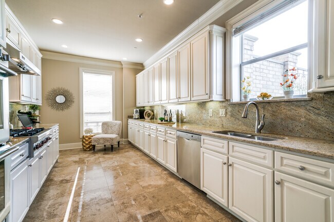 Park Hollow Luxury Residences in Dallas, TX - Foto de edificio - Building Photo
