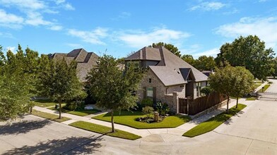 700 Silver Lake Dr in Keller, TX - Foto de edificio - Building Photo