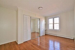 15-10 B 12th St in Queens, NY - Building Photo