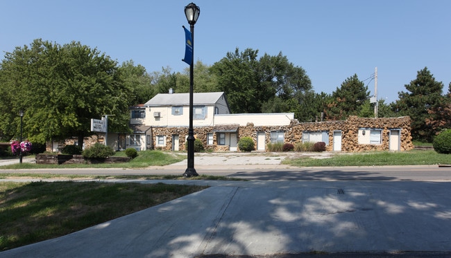 Dutch Maid Apartment - Motel in Merriam, KS - Building Photo - Building Photo