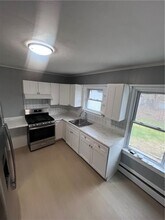 175 Child St in Warren, RI - Foto de edificio - Building Photo