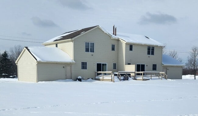 5705 Newhouse Rd in East Amherst, NY - Building Photo - Building Photo