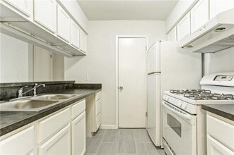 6800 Wentworth Dr in Austin, TX - Building Photo - Building Photo