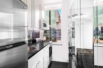 781 5th Ave in New York, NY - Building Photo - Building Photo