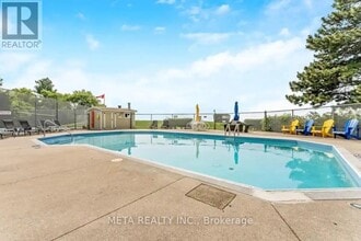 5280 Lakeshore Rd. in Burlington, ON - Building Photo - Building Photo