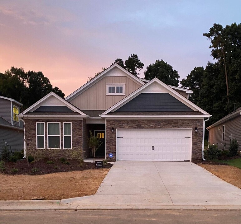 6470 Grogan Hill Rd in Whitsett, NC - Building Photo