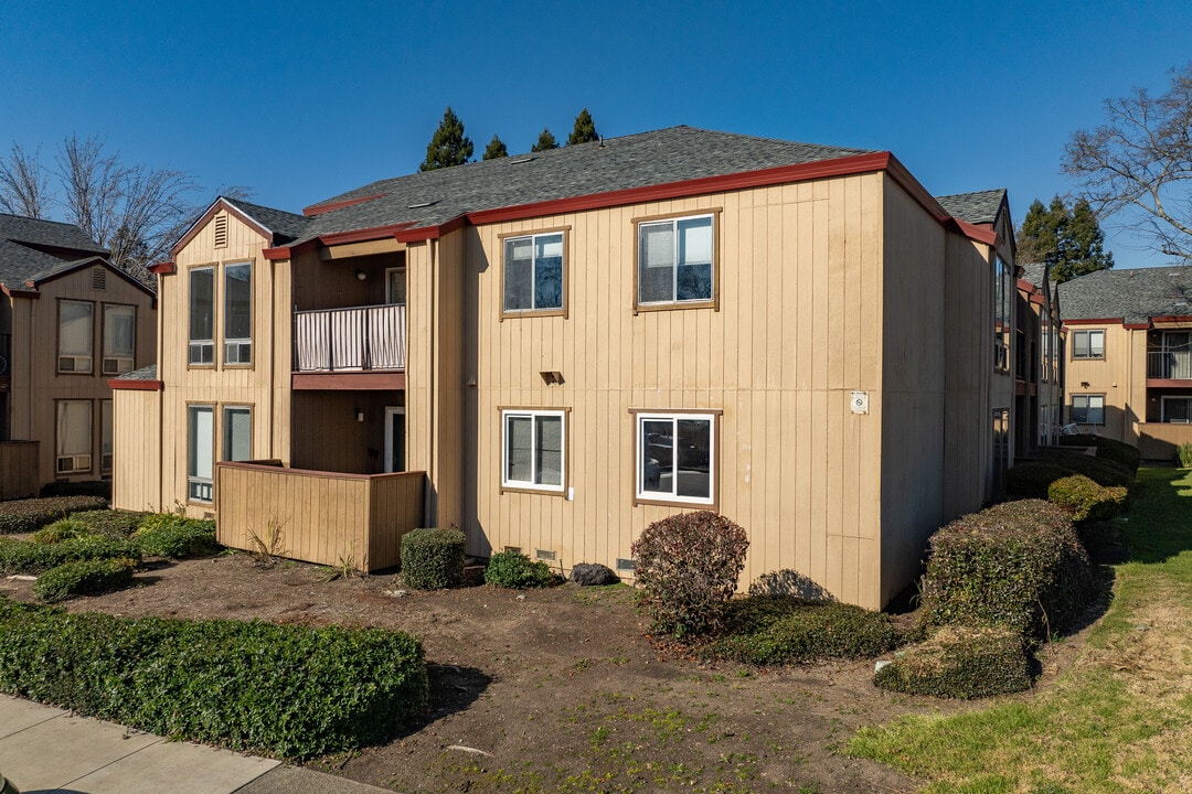 Village Square Apartments in Santa Rosa, CA - Building Photo