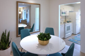 Deerfield Apartment Homes in Irvine, CA - Foto de edificio - Building Photo